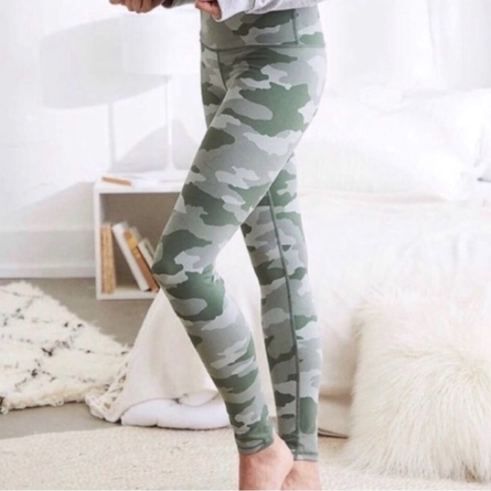 Aerie Chill Play Move Leggings Green Camo size Small